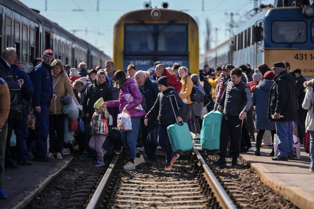 La gente hace cola para abordar un tren de regreso a Ucrania al otro lado de la frontera con Hungría el 12 de marzo de 2022 en Zahony, Hungría.