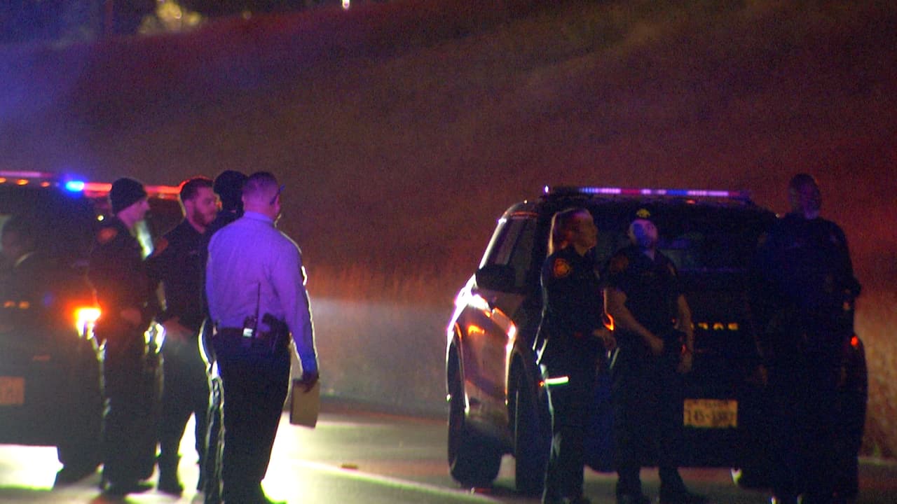 Tras aplicarle los primeros auxilios, hallaron heridas de bala en la espalda de la víctima.
<br>
<br>La Policía halló un teléfono celular en el piso, cerca del cadáver, desde cual se había alertado al 911 de un accidente.