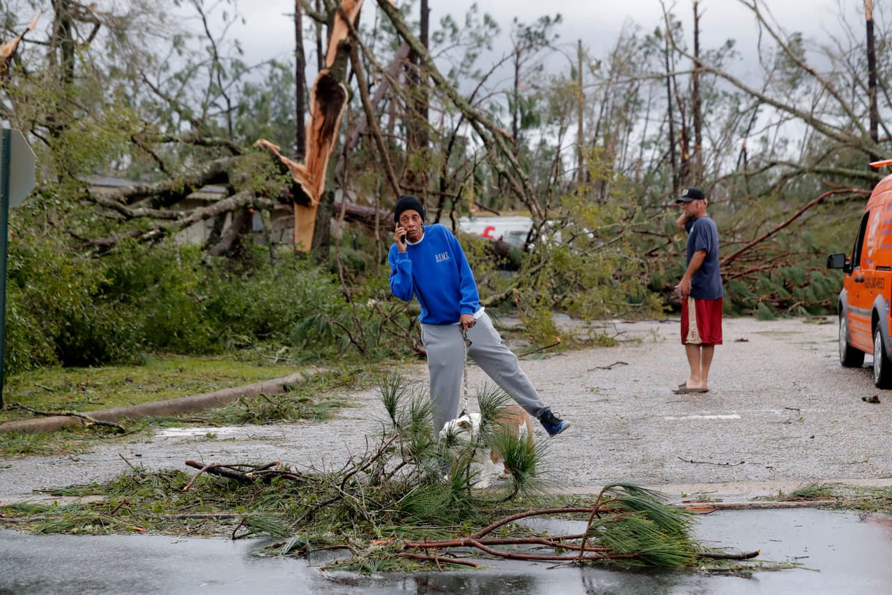Vecinos de la ciudad salieron a explorar los daños después que pasó el peligro.