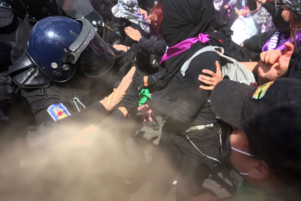 <b>México</b>
<br>
<br>Durante la marcha, un grupo de policías se enfrentó con varias manifestantes.