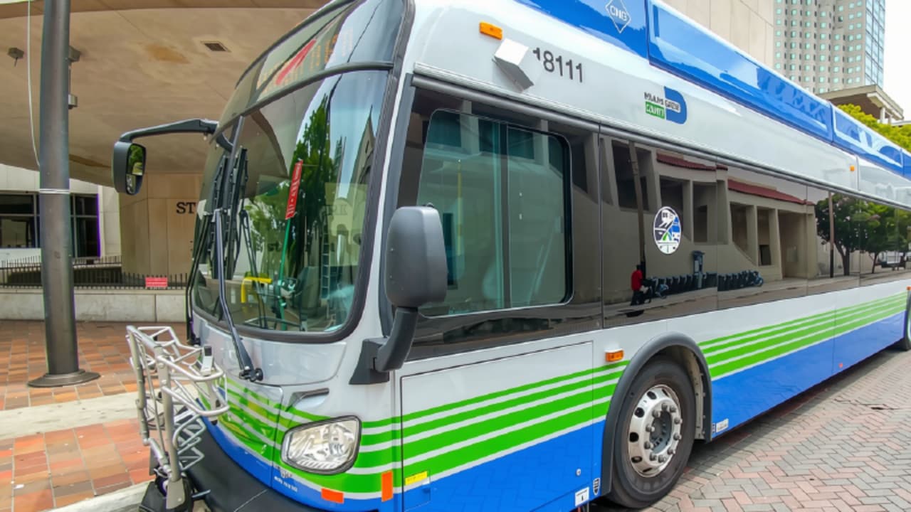 Menos buses de noche, más dinero para Turismo: así quedó el presupuesto de Miami-Dade