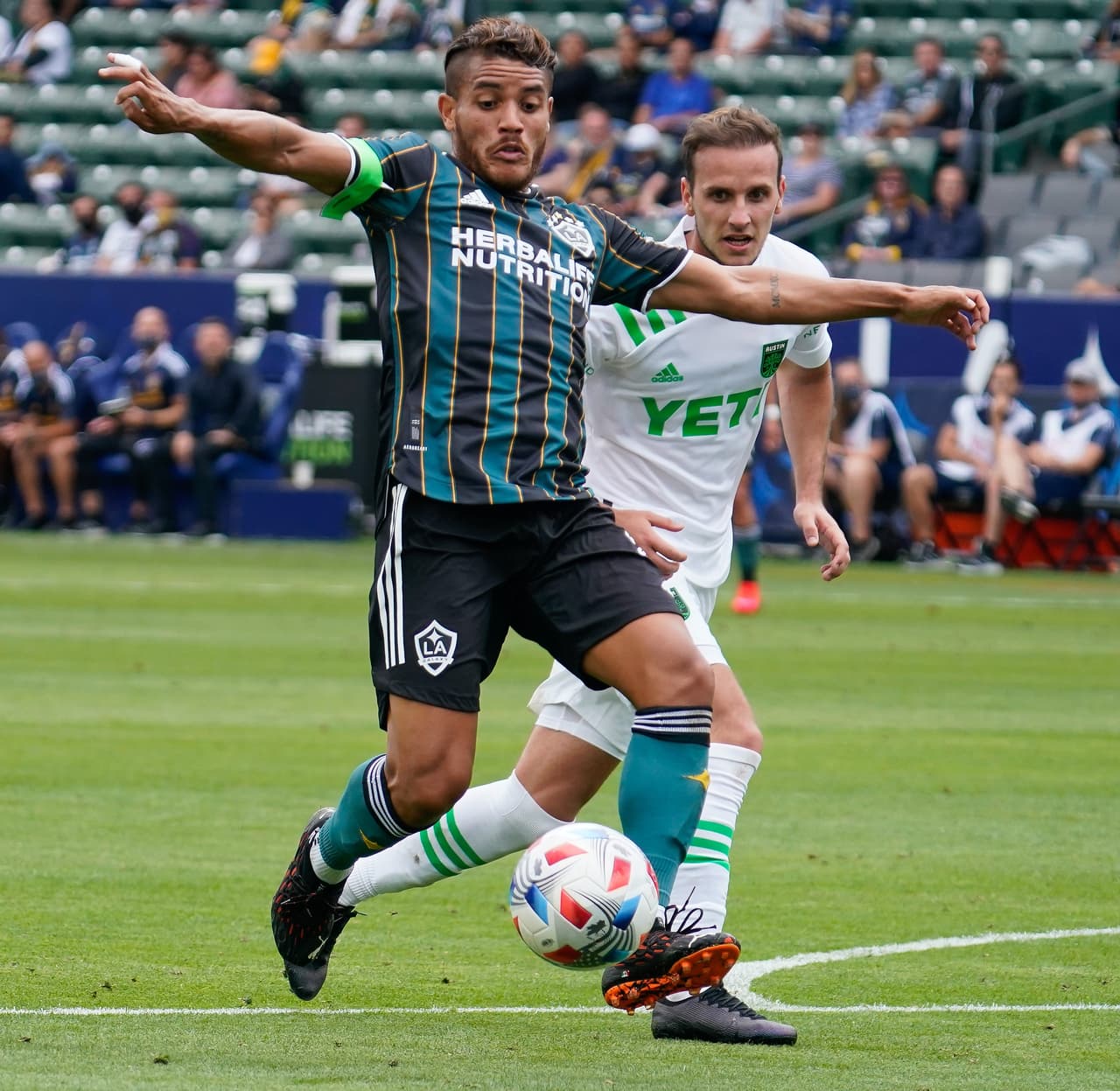 MENCIÓN ESPECIAL - JONATHAN DOS SANTOS: el capitán de LA Galaxy sigue siendo una de las figuras de la MLS en base a sus buenas actuaciones y a su capacidad de entrega.
<br>