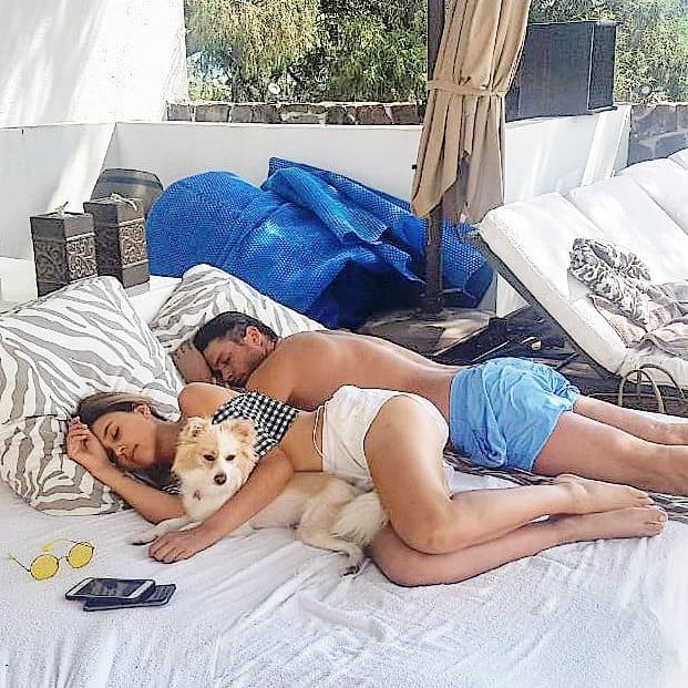 El sábado 5 de agosto, la parejita decidió escaparse de la Ciudad de México para pasar un fin de semana de descanso y así fue como uno de sus acompañantes captó a los famosos, por lo que
<b><a href="http://www.univision.com/temas/horacio-pancheri">Horacio</a></b> compartió la manera en que se relajan. "Así nos agarró el sábado.... #inlove", escibió el actor en Instagram.