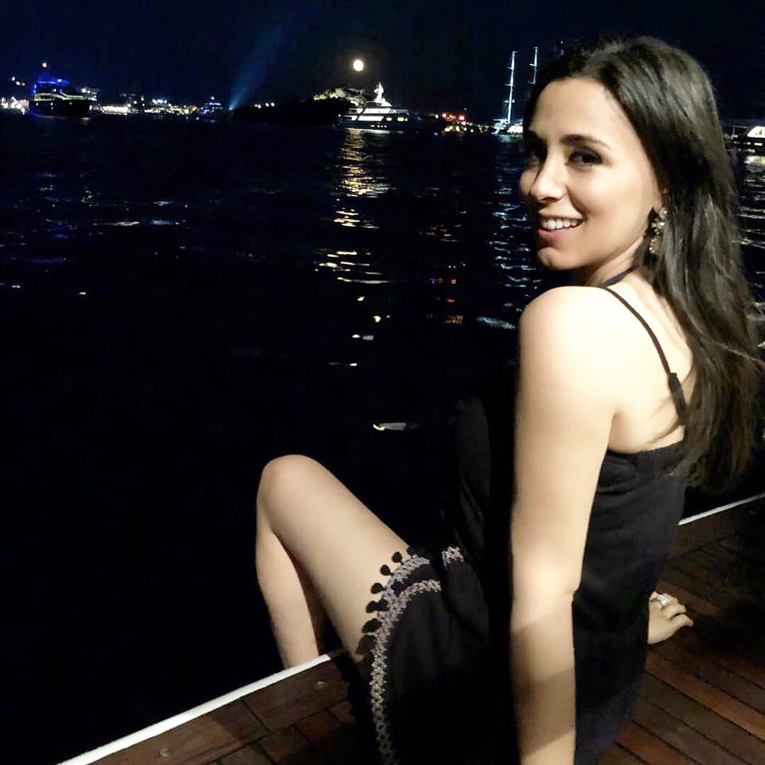 Hanna Jazmin Jaff Bosdet, como es su nombre completo, ha estudiado Psicología con especialidad en Justicia Penal y Ciencia Política en la Universidad Nacional de California, y tiene una maestría en Artes de la Universidad de Harvard.