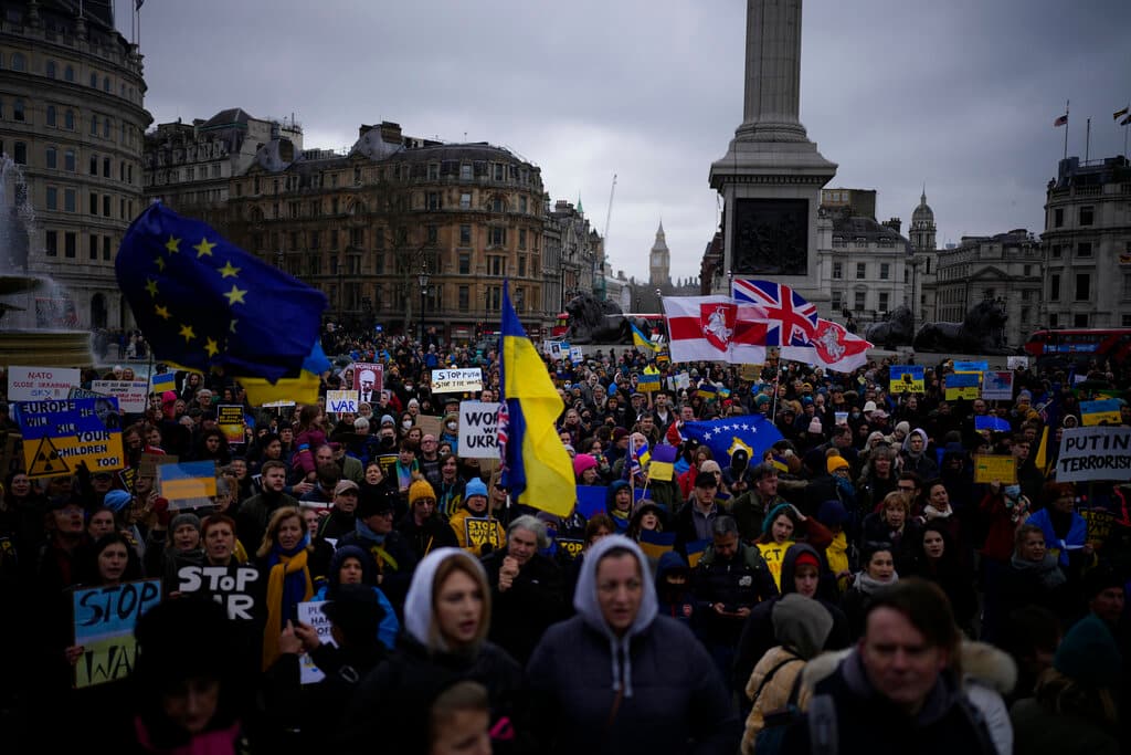 <b>Reino Unido</b>
<br>Cientos de personas participan en una protesta contra la invasión rusa de Ucrania, en Trafalgar Square, Londres.
<br>
<br>