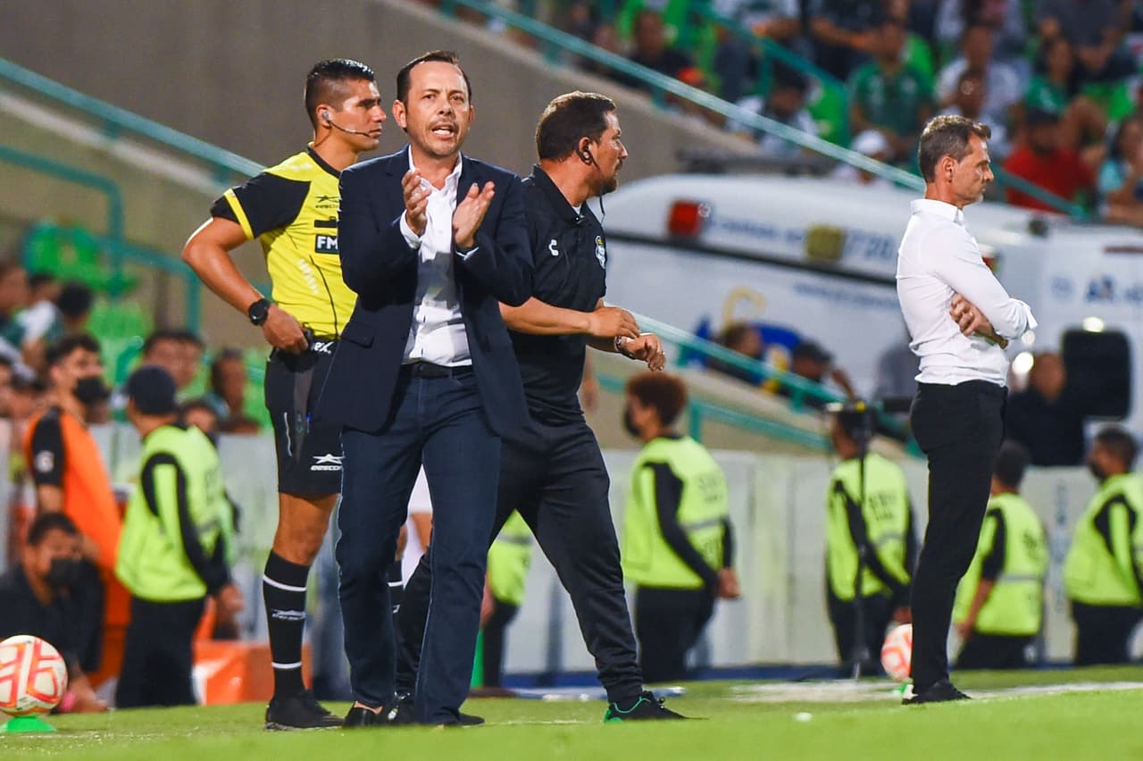 El estratega Fentanes daba ánimos a su escuadra.