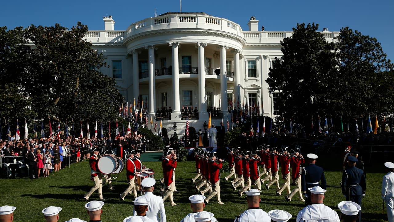 Desfilaron elementos de la Guardia Nacional envestidos en trajes históricos.