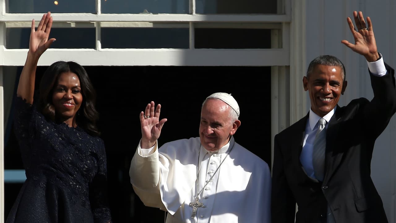 El Presidente, su esposa y el Papa se despiden de los invitados presentes en la Casa Blanca.