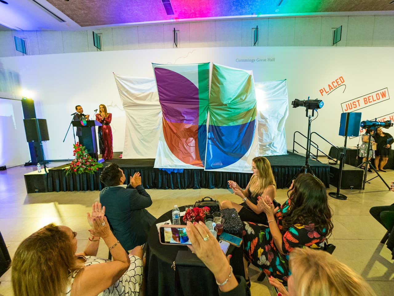 Modelos demuestran el logo de Univision en la recepción de la celebración.
<br>