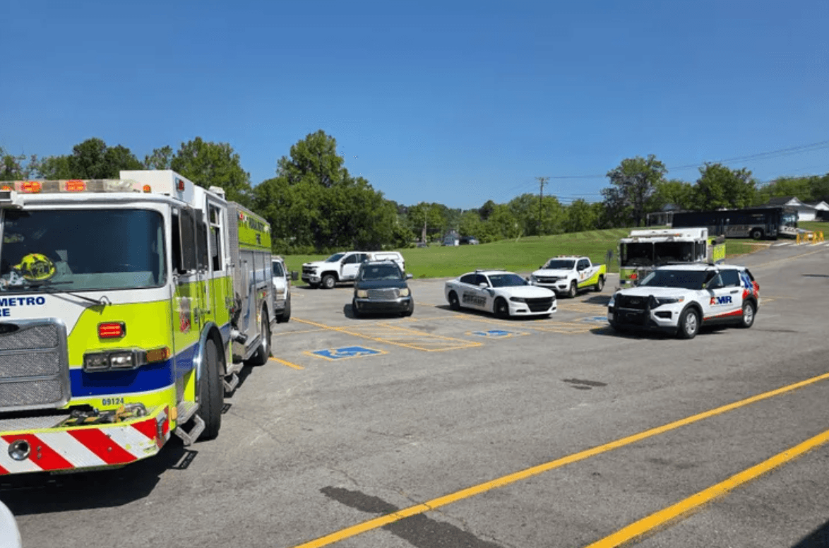 21 estudiantes son hospitalizados por golpe de calor tras evacuar una escuela de Tennessee por amenaza de bomba