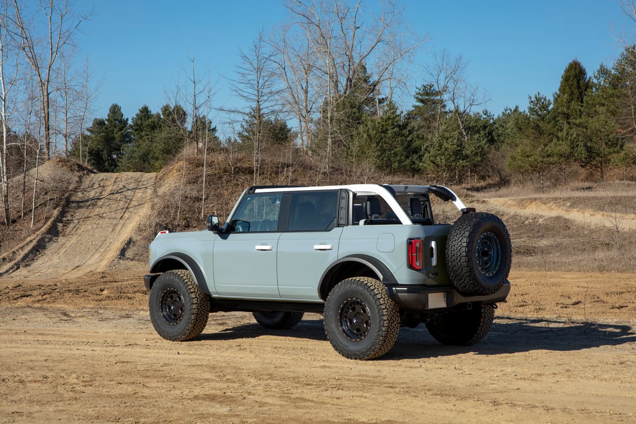 The four-door 2021 Bronco will have available removeable modular roof sections – left and right front panels, a full-width center panel and a rear section. Roof panels on both two- and four-door models can be easily removed by unlocking the latches from the interior to provide the largest overall open-top view in its class to take in the sunshine or to gaze at the stars at night. (Prototype not representative of production vehicle.)