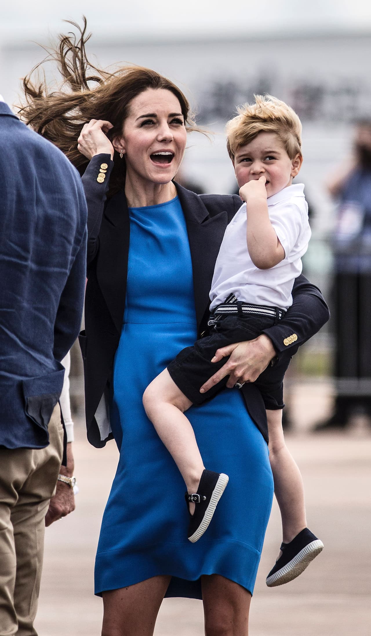 Con los años, la duquesa se ha ido sintiendo más cómodas con su rol dentro de la realeza y eso se ha traducido en el estilo de sus vestidos con los que ha derrocado, por fin, los aires de aburrida que levitaban sobre ella. Hoy, luce más fresca que nunca, lo demostró el pasado 8 de julio con un sencillo pero halagador vestido azul de Stella MacCartney con el que asistió al Royal International Air Tattoo llevando de brazos al Príncipe George.