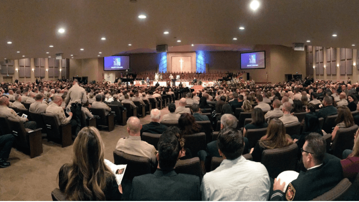 A la celebración religiosa asistió desde familiares, amigos y compañeros de trabajo, hasta el gobernador de California, Jerry Brown.