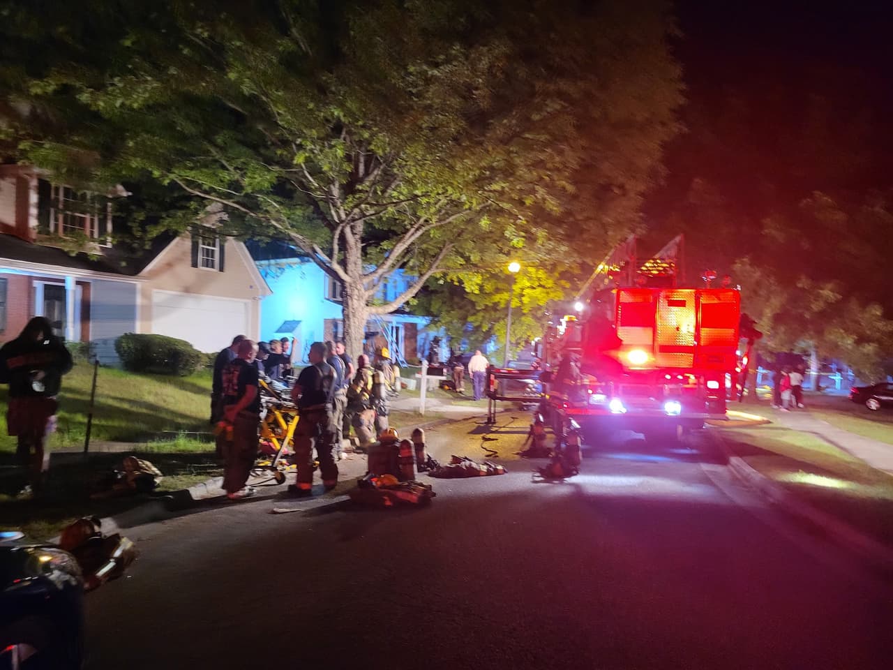 En el momento del incendio había tres ocupantes en la casa y un mecánico que estaba trabajando en un vehículo dentro del garaje. El mecánico puso en marcha el vehículo y declaró que se produjo un incendio en el compartimento del motor.
