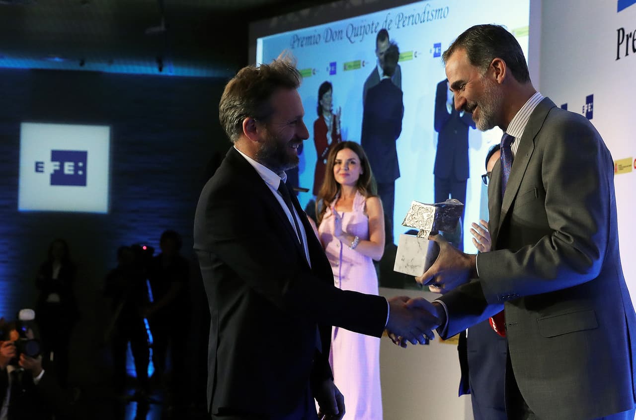 El fotógrafo portugués Nuno Andre Ferreira (i), recibe de manos del Rey Felipe el Premio Rey de España de Fotografía 2018, por una imagen del presidente de Portugal, Marcelo Rebelo de Sousa, mientras consolaba a un anciano durante una visita a las localidades del centro de ese país que fueron gravemente afectadas por los incendios forestales de 2017.