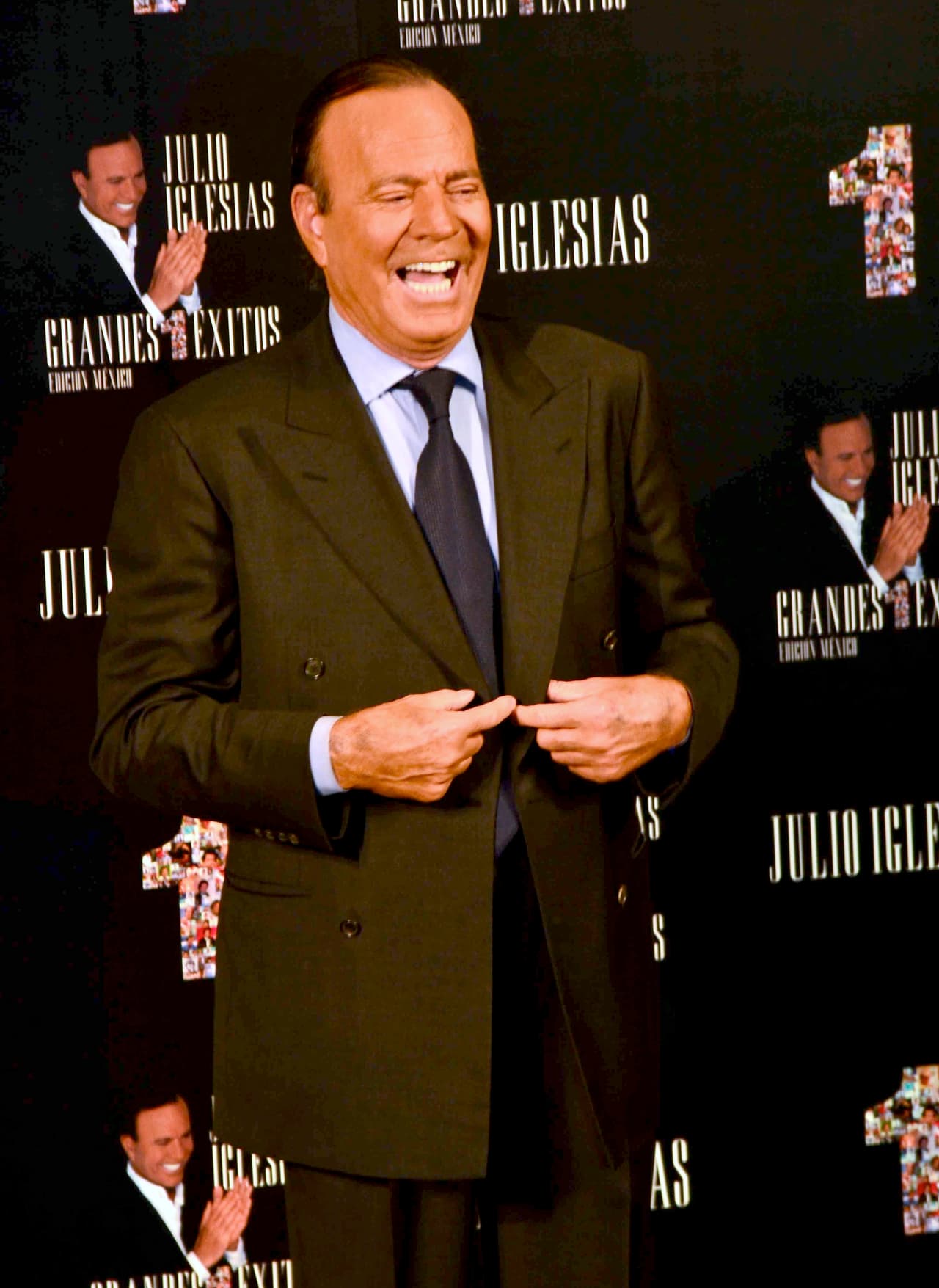 Estamos seguros que tu mamá, y quizás hasta tu abuelita, tienen a Julio Iglesias en un sitio especial en su corazón. ¿Su secreto? cantar con mucho sentimiento y dedicación temas como 'Que No Se Rompa la Noche'.