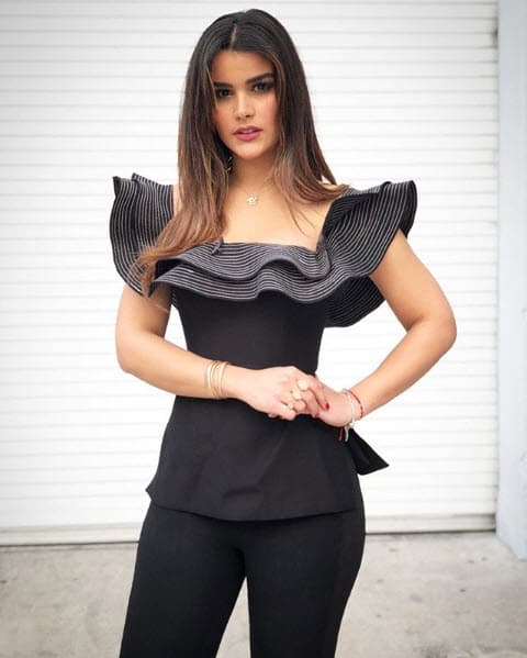 Es muy común que
<a href="https://www.univision.com/shows/el-gordo-y-la-flaca/a-clarissa-molina-la-castigaron-y-como-nina-chiquita-termino-en-el-rincon-de-el-gordo-y-la-flaca-video">Clarissa</a> utilice el cabello completamente liso.