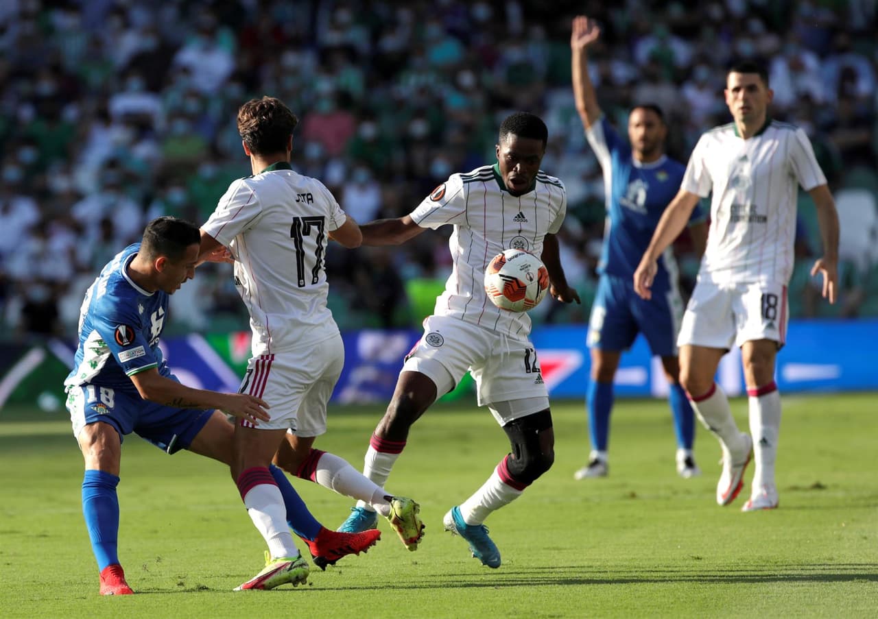 El Real Betis remonta y gana el partido ante el Celtic 4-3, enla primera jornada de la fase de grupos de la Liga Europa que se llevó a cabo en el Benito Villamarín de Sevilla. Albian Ajeti (13') y Josic Juranovic (27') ponían arriba al equipo visitante, pero los béticos reaccionaron y fueron Juan Miranda, Juanmi Jimenez con doblete y Borja Iglesias quienes le dieron la victoria al local. Tony Ralston le dio el tercero al 87'.