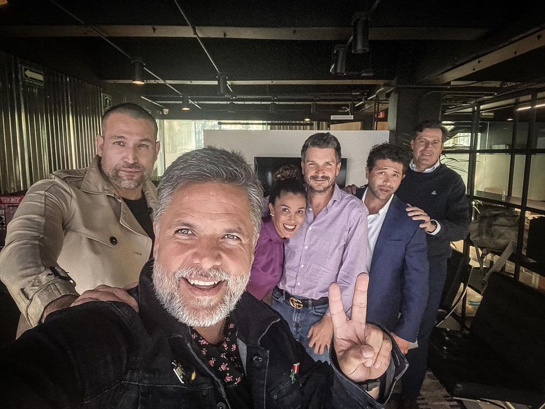 Compartió una fotografía grupal, en la que aparece junto a
<b>su mánager, Karem Guedimin</b>, y en la que se puede ver a cuatro personas más. Junto a la foto escribió: "Artillería pesada".