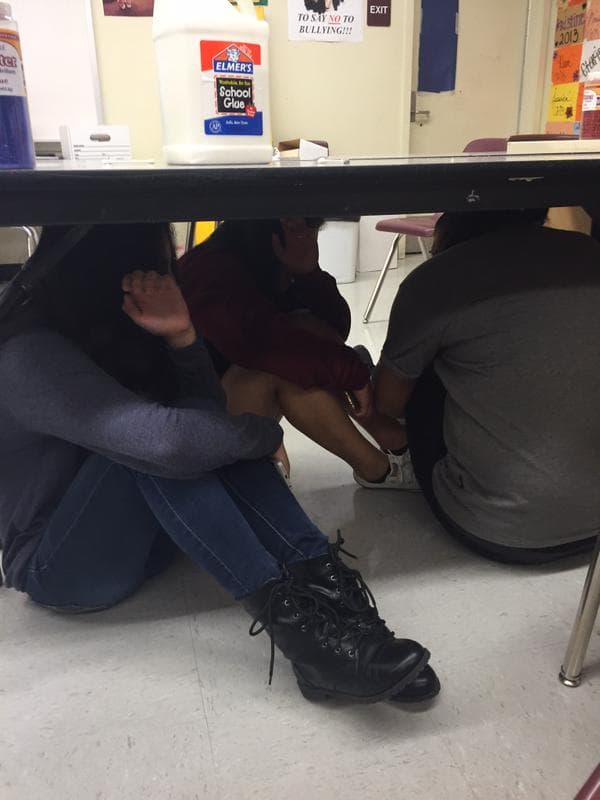 Trabajadores de escuelas y estudiantes tomaron con tranquilidad la actividad.