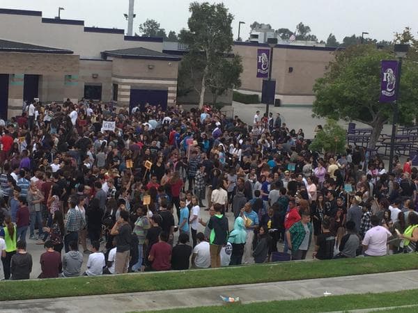 De acuerdo con expertos, si una persona se encuentra al aire libre deben trasladarse a una zona "sin objetos a su alrededor y abierta".