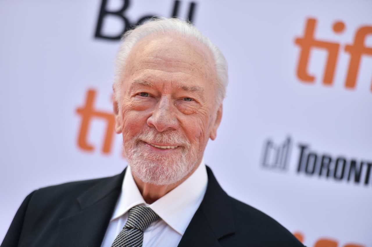 Se mantuvo en la actuación hasta los 90 años y con 82 años se convirtió en el galardonado más longevo en llevarse un Oscar por su trabajo en 'Beginner' (2012). El actor falleció el 5 de febrero de 2021, a los 91 años, en su casa de Connecticut.