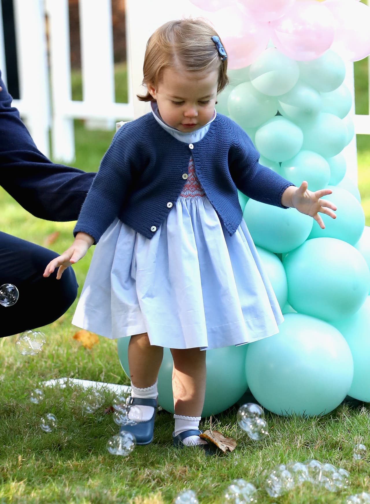 Charlotte persiguiendo pompas de jabón.