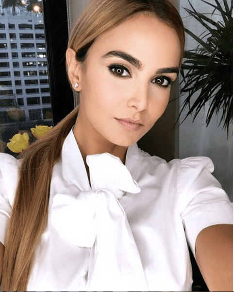 Se ve bellísima y súper elegante. Aunque también debes considerar que tú tengas este tipo de ceja de manera natural, no lo hagas a propósito porque terminarás con una gran marca de crayón negro en el rostro que no se ve del todo natural.