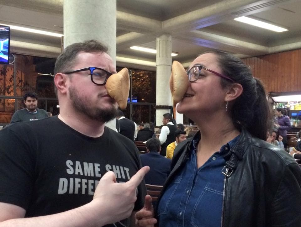 "En realidad soy una persona bastate tímida" dice Tejeda aunque después de ver esta foto con Leonel García de Sin Bandera es difícil que alguien se lo crea.