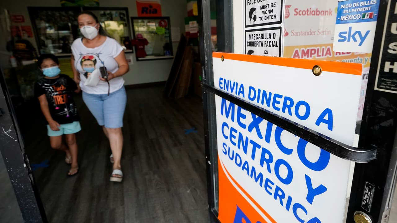 Miedo a deportaciones afecta los envíos de remesas en Sacramento y golpea a pequeños negocios