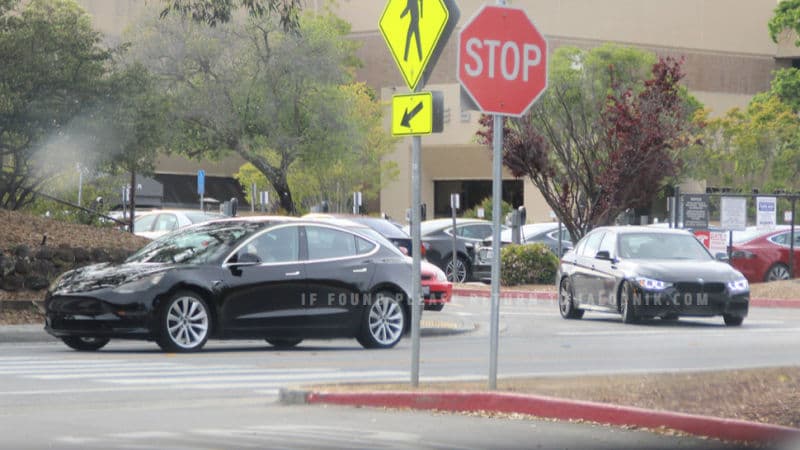 El
<b> Tesla Model 3</b> se enfrentará a sedanes compactos de semi lujo como el
<b>Mercedes-Benz Clase C</b> y
<b>BMW Serie 3</b> (con el que se le ve en la imagen) La gran pregunta ahora es si el éxito del Model 3 los estimulará a desarrollar
<b>una línea completa de autos derivados de la tecnología del Model 3</b> que incluya coupés, convertibles y camionetas al igual que hacen los fabricantes alemanes con sus modelo.