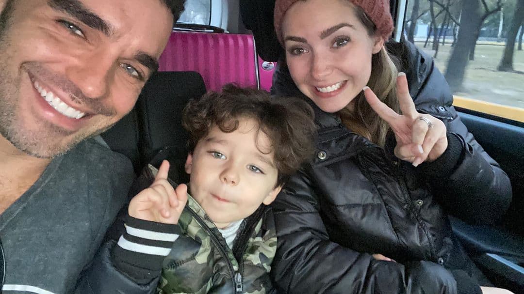 La pareja
<b><a href="https://www.univision.com/famosos/cocodrilos-carlos-slim-y-un-patatus-las-alucinantes-confesiones-de-ariadne-diaz-sin-interrupciones-video" target="_blank">vive en Puerto Vallarta</a></b> y desde ahí dan cuenta de su vida a sus seguidores.
<br>