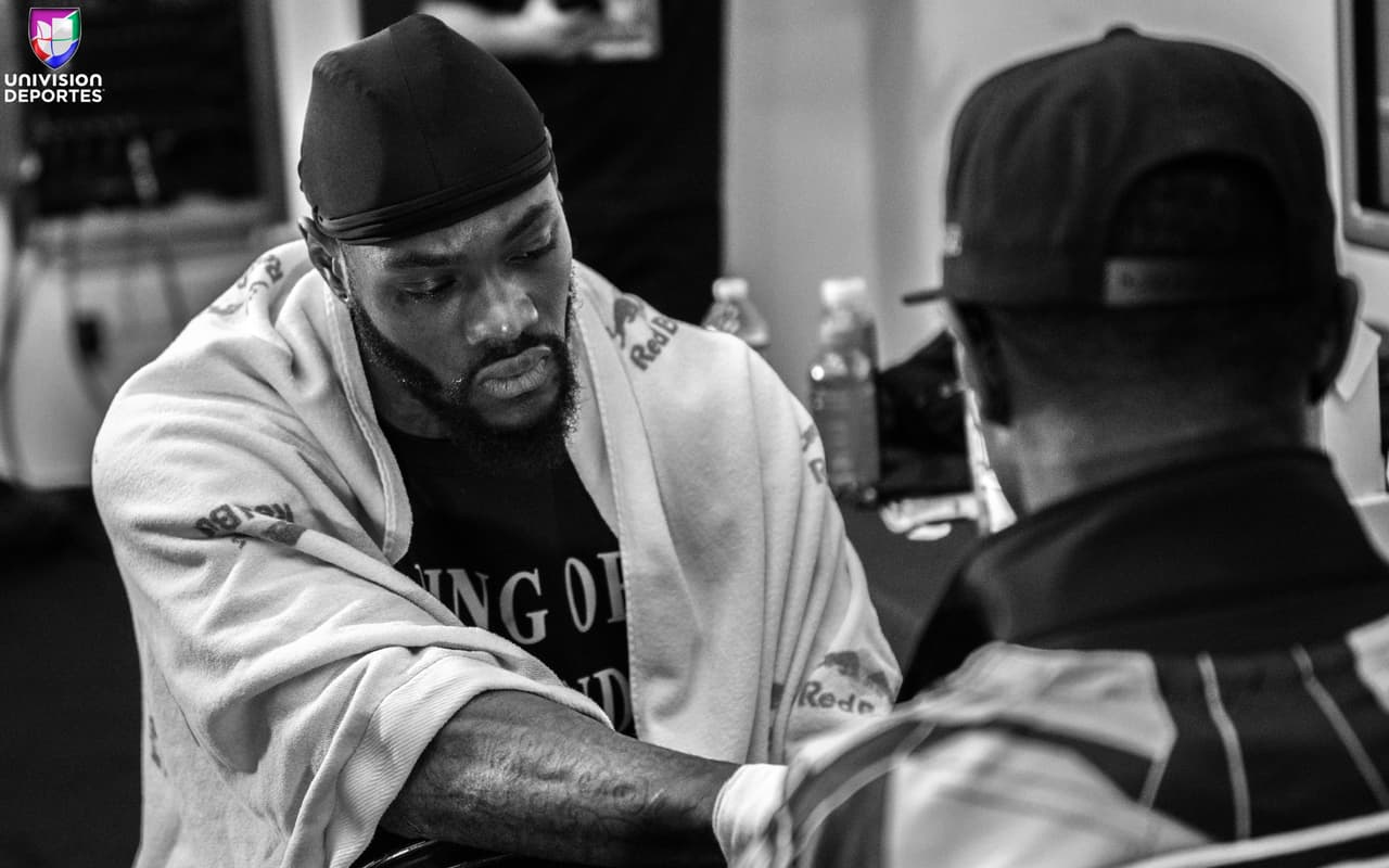 La pelea estelar en el Barclays Center de Brooklyn, una de las más esperadas en la categoría de los pesos completos, sobrepasó las expectativas de los aficionados. Luis Ortiz (28-1, 24 KOs) le complció la noche a Deontay Wilder (40-0, 39 KOs), pero el campeón sacó a relucir en el décimo round el poder que tiene en los nudillos para mandar al cubano a la lona en dos ocasiones y sellar la victoria.