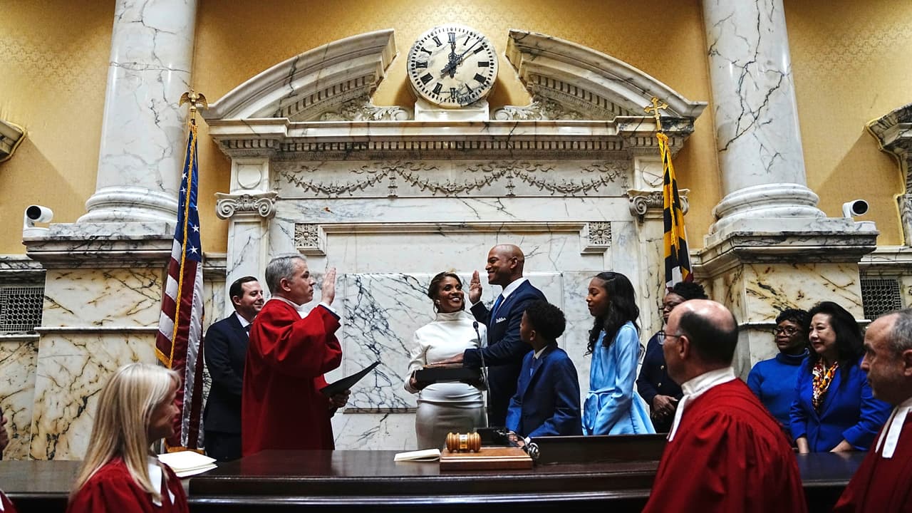 Durante su juramentación, Moore posó su mano derecha sobre dos biblias: una que le perteneció a su abuelo y otra a Frederick Douglass, un residente de Maryland que escapó de la esclavitud y se convirtió en escritor y abolicionista famoso.