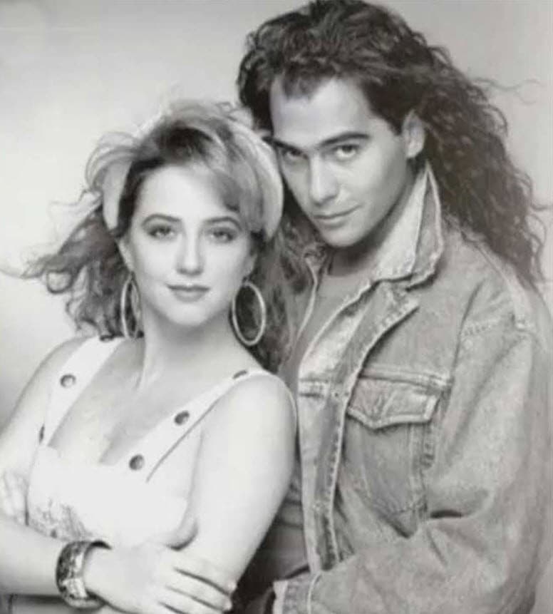 Pero cuando el doctor estudió su caso, le recomendó que no hicieran el procedimiento quirúrgico, pues si su cuerpo no reaccionaba favorablemente, su cabeza tendría cicatrices visibles, por lo que
<b> le sugirió que desertara</b>, y así lo hizo.