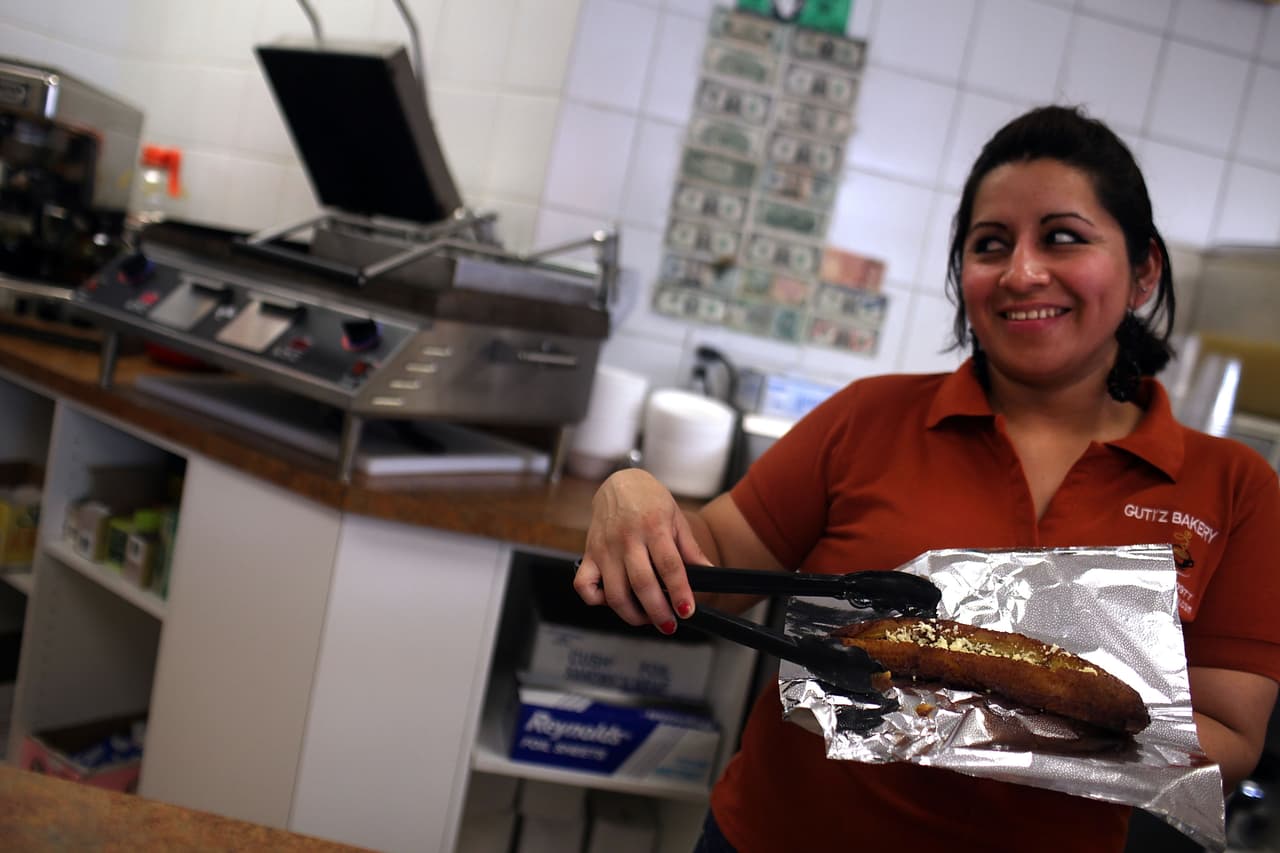 Los meseros hispanos, alarmados por la posibilidad de compartir sus propinas: "Dependo de ellas 100%"