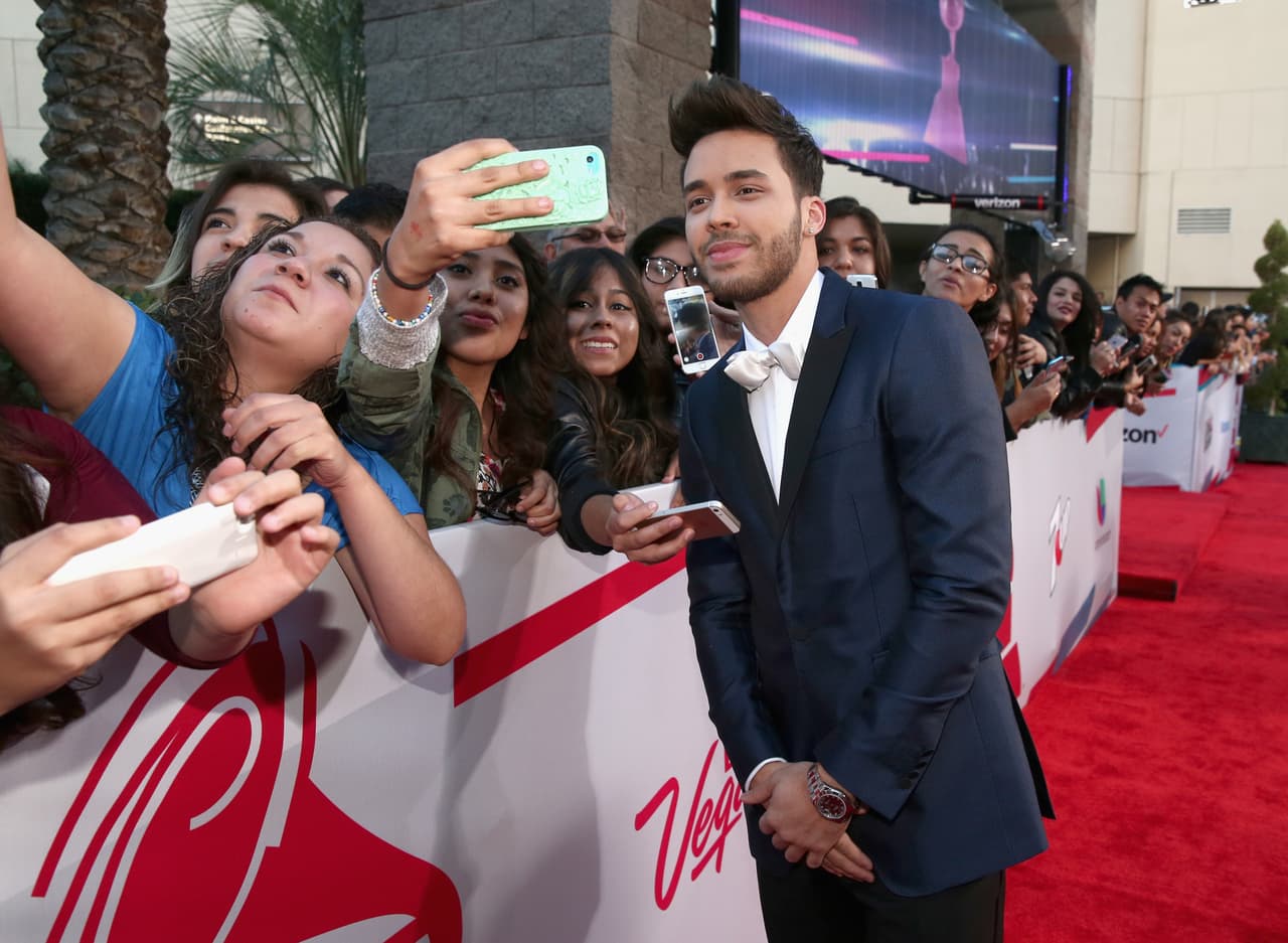 ¡Digan Cheese! ¿Por qué tan serio con las fans?