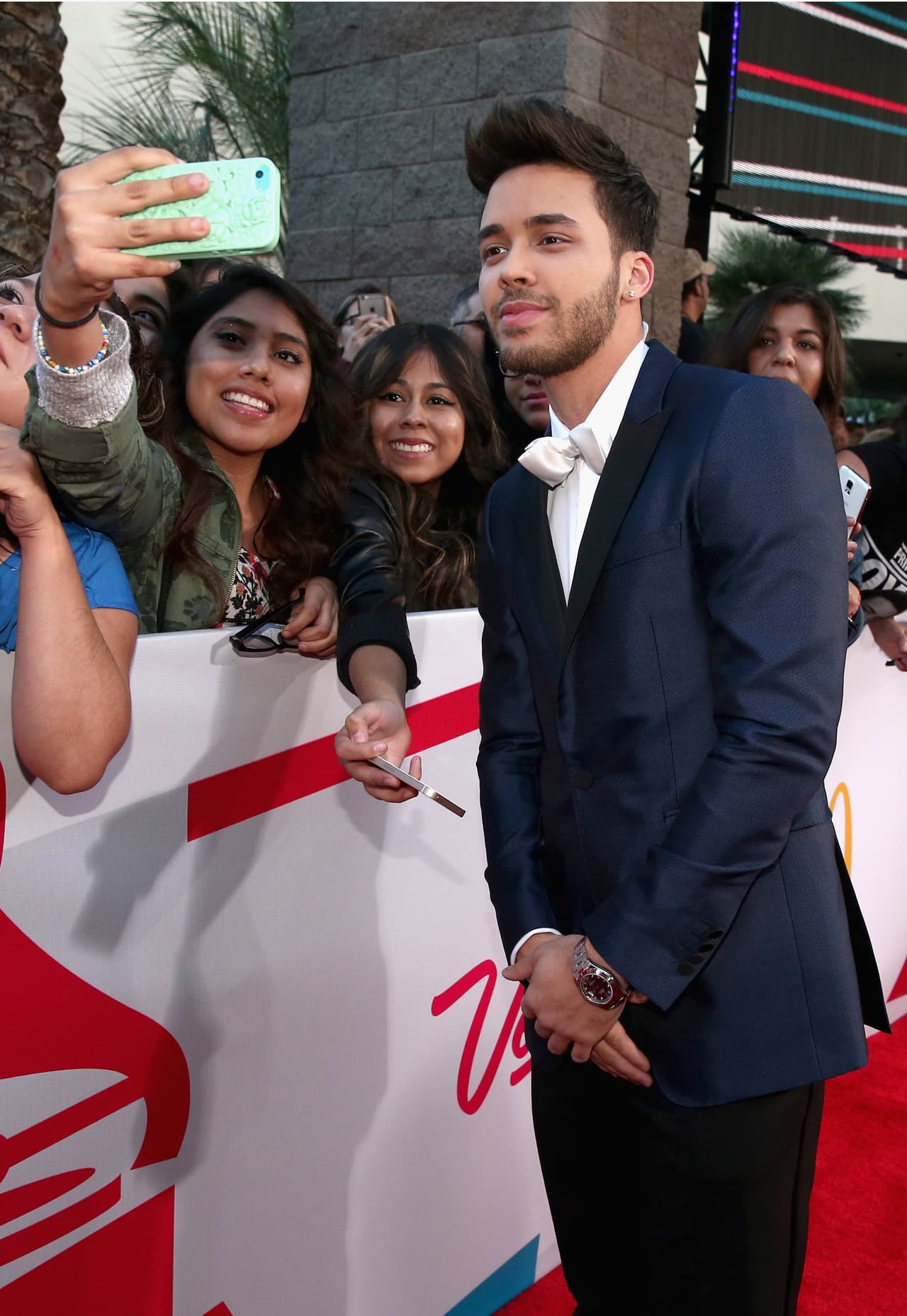 Por poquito Prince Royce nos engaña poniendo carita de niño bueno.