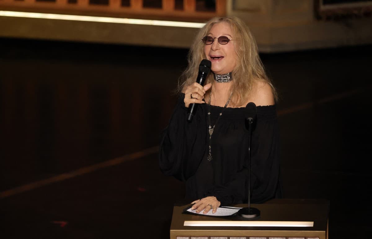 La cantante estadounidense Barbra Streisand pronuncia un discurso durante el In Memoriam.