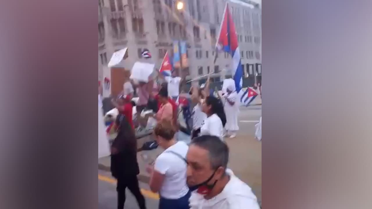 <b>Condiciones inadecuadas en los hospitales: </b>
<br>Las instituciones médicas están colapsando por la falta de recursos, algunos como:
<br>-No tienen suficientes pruebas PCR para detectar el COVID-19
<br>-No hay oxígeno en los hospitales
<br>-No hay camas ni ambulancias disponibles
<br>-No hay medicamentos en la isla