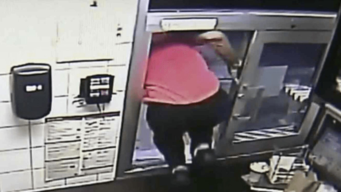 Viloria trabajaba en la ventanilla que atiende a los coches del restaurante de comida rápida cuando vio que una
<b> </b>mujer al volante paró de responder. El joven no dudó en saltar por la ventana para intentar detener el carro y reanimar a la chófer, que viajaba con sus dos hijos.