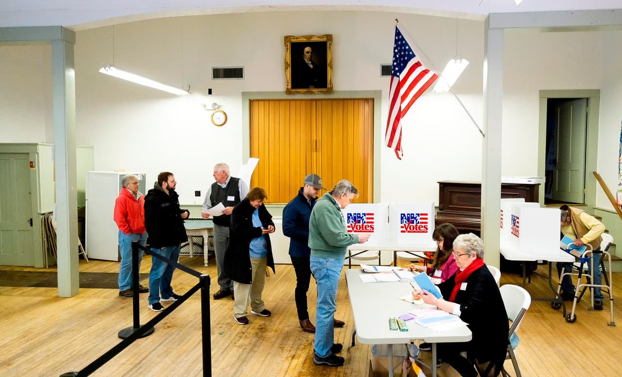 Un grupo de votantes se registra en el Ayuntamiento de Salisbury, una ciudad del centro del estado en la mañana del 11 de febrero de 2020. En el caucus de Iowa resultaron favorecidos Pete Buttigieg y Bernie Sanders, quienes se perfilan como los preferidos para los más moderados y los progresistas.