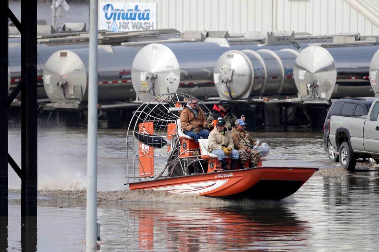 Propietarios de varios negocios examinan los daños causados por las aguas del río Platte, en Plattsmouth, Nebraska.