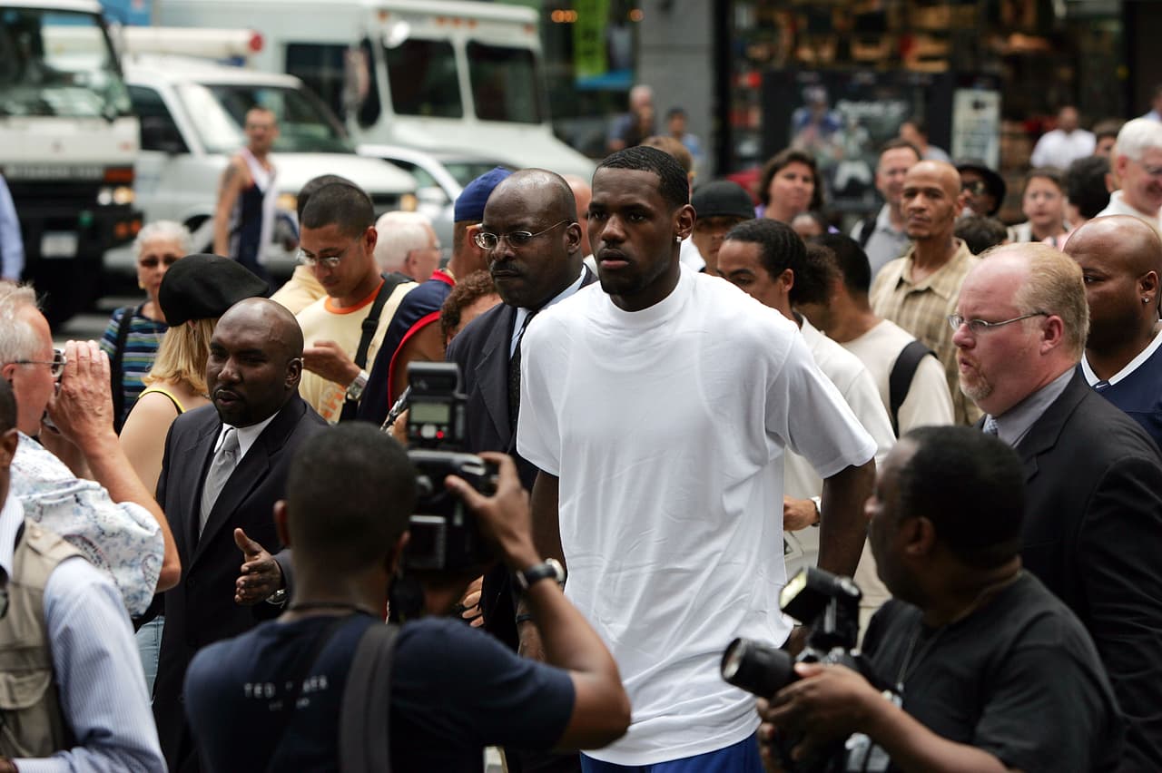 Desde que era jugador de preparatoria LeBron ha acaparado las miradas, la atención, y con expectativas gigantes de él. La revista
<i>Sports Illustrated </i>en aquel entonces lo etiquetó como 'El Elegido.