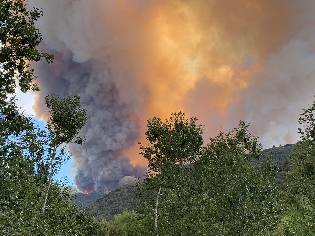 Uno de los múltiples
<a href="https://www.univision.com/temas/incendios">incendios</a> que actualmente arden en California es el llamado El Dorado, el cual inició hace una semana durante una
<a href="https://www.univision.com/local/los-angeles-kmex/una-fiesta-de-revelacion-de-genero-desata-el-voraz-incendio-que-destruye-mas-de-10-000-acres-en-el-sur-de-california">fiesta de revelación de género</a> en Yucaipa.
