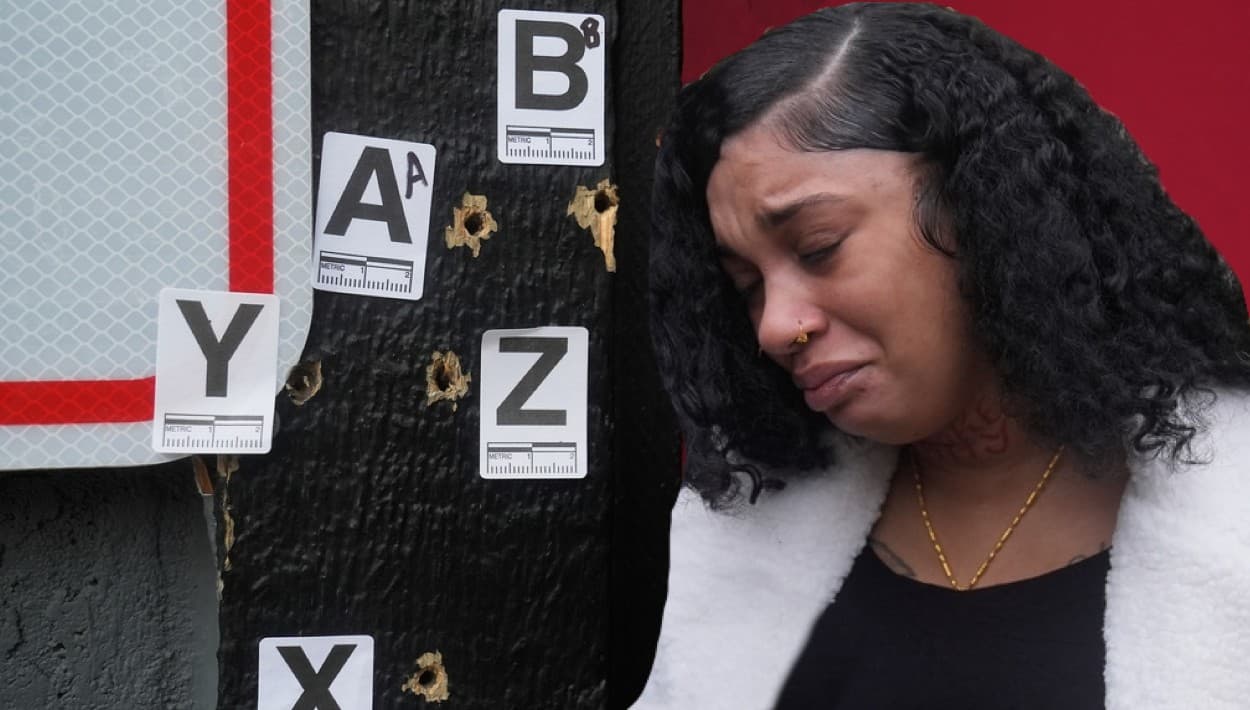 Dos días después del
<b><a href="https://www.univision.com/noticias/que-se-sabe-del-tiroteo-en-una-fiesta-de-cumpleanos-en-california-hay-ninos-entre-las-victimas-mortales-video" target="_blank">tiroteo masivo en la cuadra 1900 de la avenida Lucile, en Stockton</a></b>, las autoridades todavía investigan
<b>quién disparó y por qué</b>. Piden colaboración para esclarecer el ataque que
<b>cobró las vidas de un adulto y tres menores</b>. Además, otras
<b>11 personas</b>, entre ellas menores de edad, recibieron
<b>heridas de bala</b>.
<br>
<br>En la foto,
<b>Patrice Williams, </b>quien
<b>ofreció la fiesta</b> el sábado, para celebrar el
<b>cumpleaños 2</b> de su hija. El lunes, 1 de diciembre, la mujer reiteró que
<b>desconoce quién habría querido hacerles daño</b>.