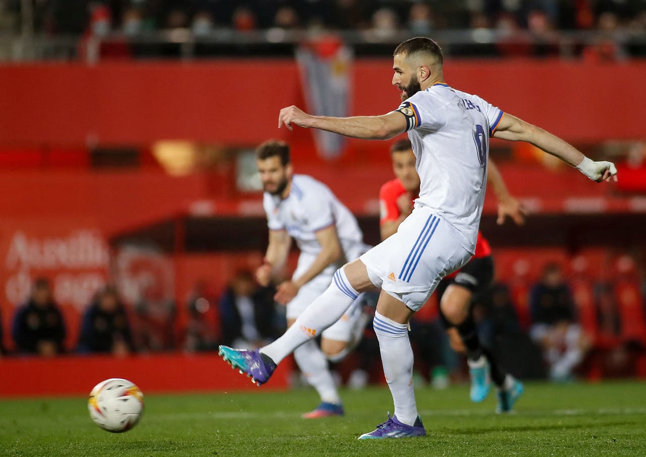 Gracias a un doblete de Karim Benzema y otro tanto del brasileño Vinícius, el Real Madrid venció al Mallorca y aumentó su ventaja en el liderato a 10 puntos sobre el Sevilla.