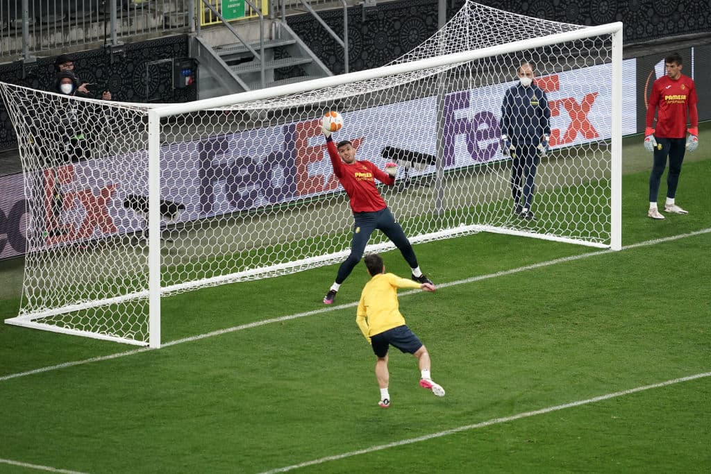 Unai Emery se encargó de hablar con todo el equipo antes de iniciar con los entrenamientos de cara a la final de la UEFA Europa League. Los jugadores del 'Submarino Amarillo' se mostraron alegeres y concentrados durante el calentamiento en el Arena Gdansk.