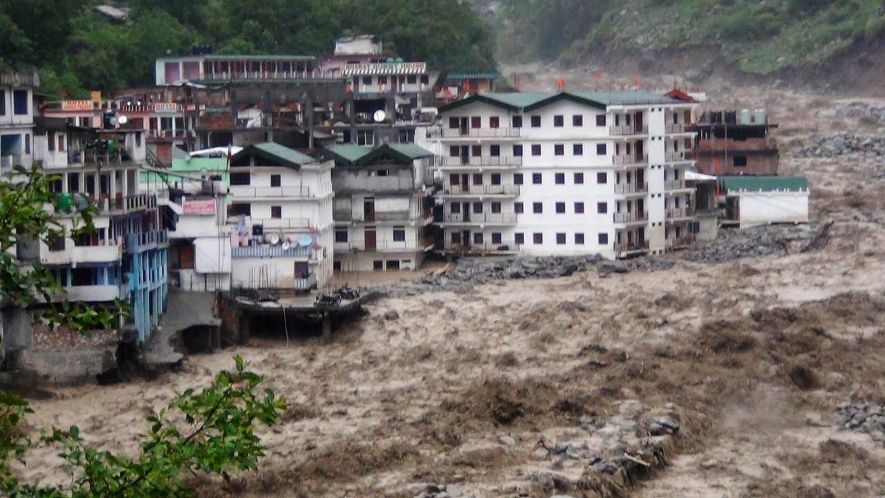 Las lluvias torrenciales del monzón en el norte de India, principalmente en el estado de Uttarakhand, causaron grandes inundaciones y deslizamientos de tierra el 15 de junio de 2013. Las víctimas mortales sumaron hasta casi 6,000 personas.
