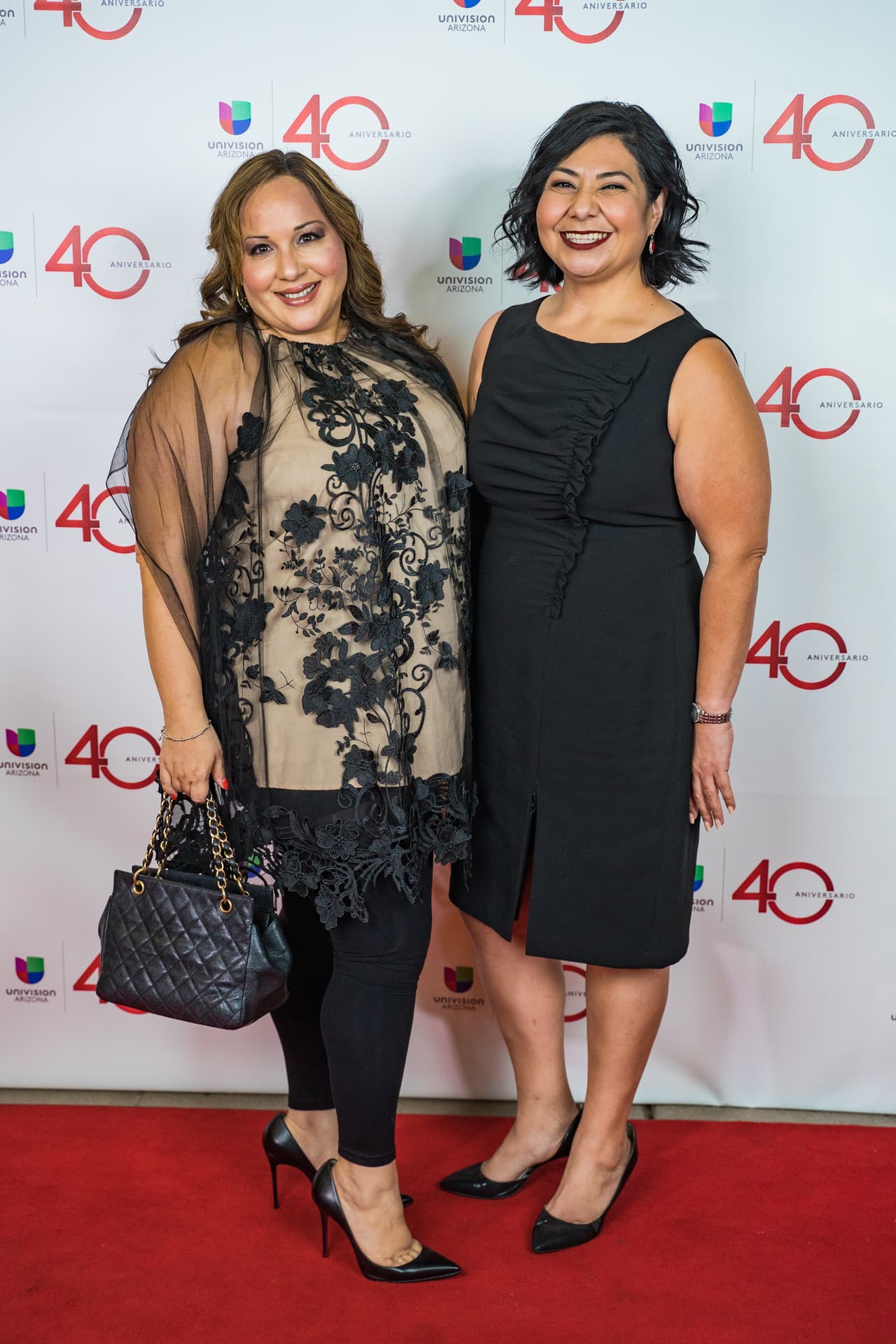 Invitados posando para una foto en la alfombra roja de Univisión Arizona.
<br>